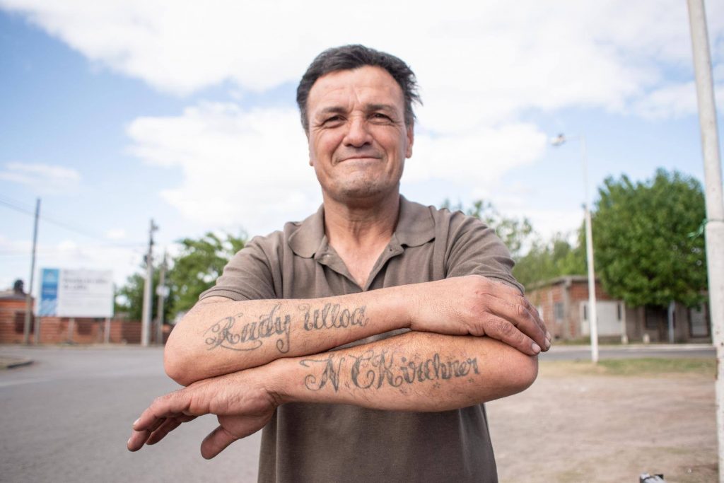 Hombre parado mostrando sus antebrazos