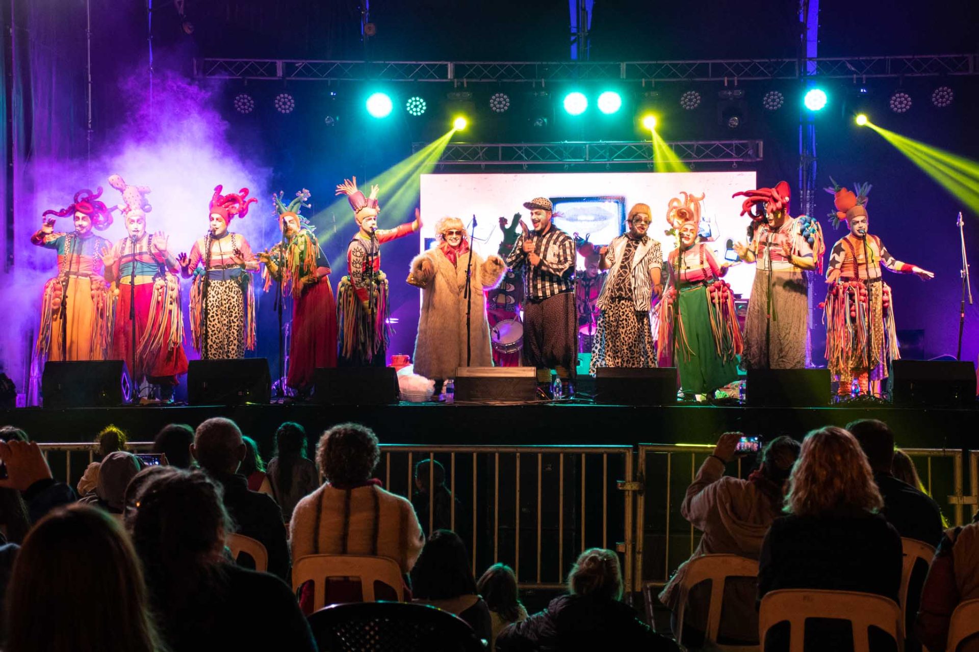 Yalangoch ayollar bilan poyga oyinlari